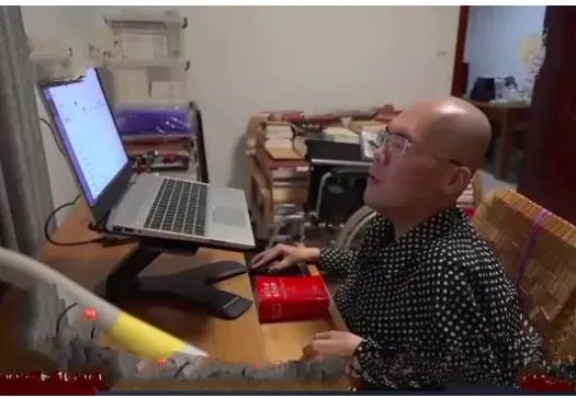 瘫痪作家一根手指敲出300万字，他是怎么回应的？