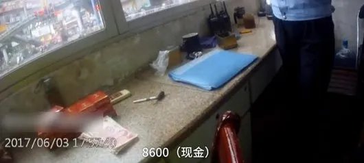 小伙撒钱扔中华烟是怎么回事？