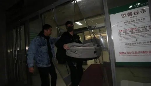 冯妈妈探望赵丽颖低调大气:冯绍峰拎着补品跟随