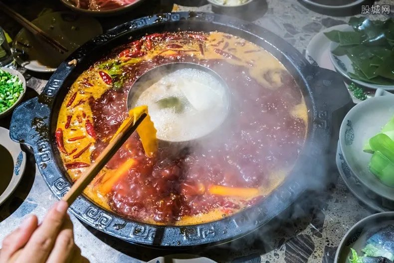 天下第一大火锅开锅 火锅可同时56个人一起食用