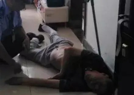 独居老人家中摔倒4天靠敲盆获救，他的儿女都去了哪里？