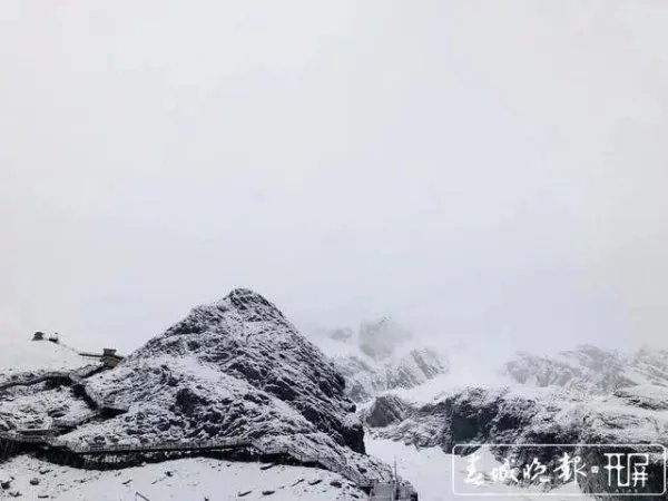 玉龙雪山8月飘雪到底是怎么回事呢?