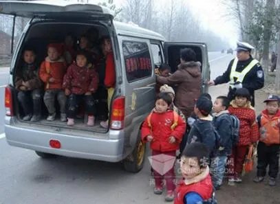 校车超载被起诉 核定载客19人实际竟载40人