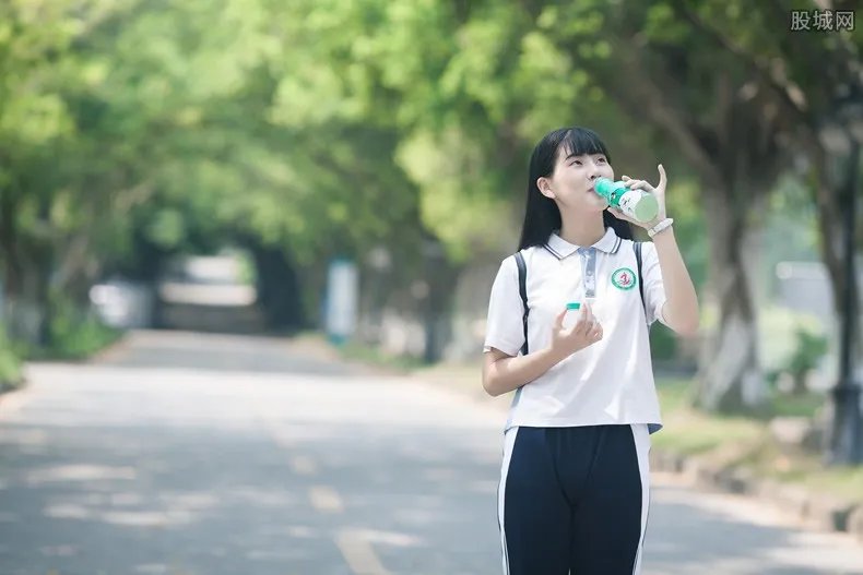 校服收费2300元 学生要买这么多校服吗？