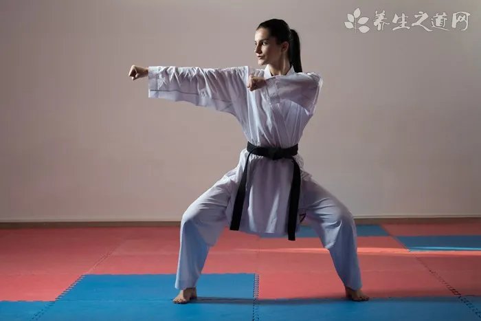 巴西高手征服巨浪 冲浪有什么技巧