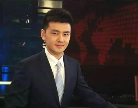 新闻联播首位80后主播上线了,他的表现怎么样?
