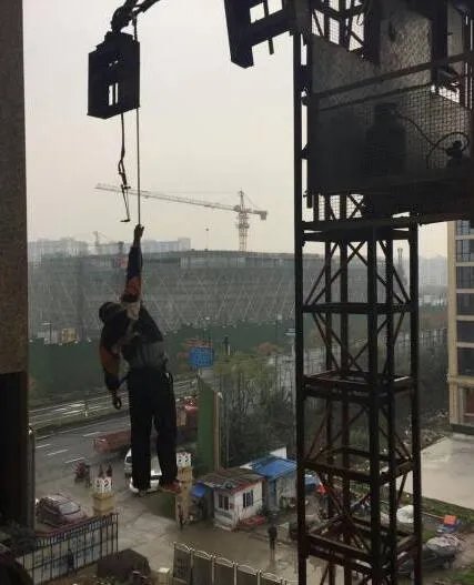 工人失足挂在高空 悬挂在20多米高空近半小时