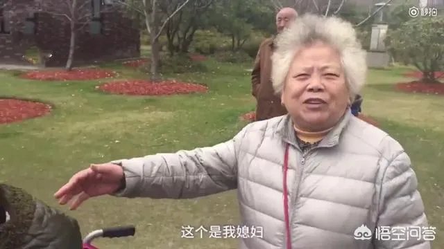 76岁的婆婆推着儿媳看樱花满脸幸福，你羡慕这样的婆婆吗？