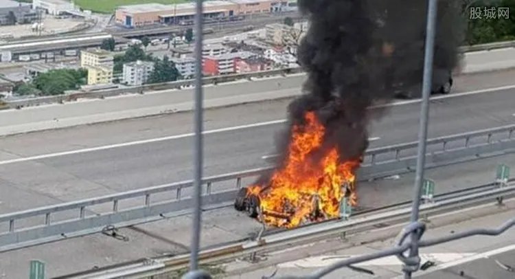 特斯拉瑞士酿车祸 驾驶员当场死亡现场一片狼藉
