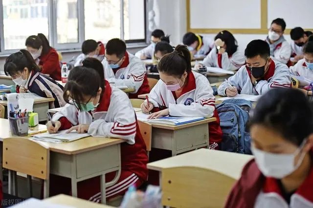 母亲把女儿送错考点