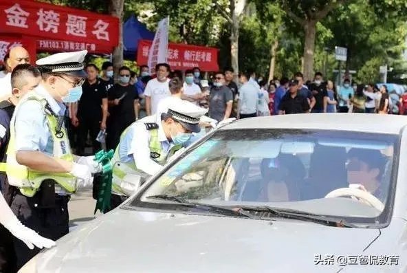 母亲把女儿送错考点