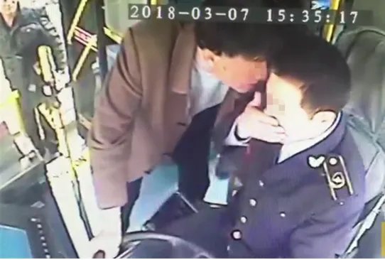 提醒乘客刷卡公交司机为何被打?