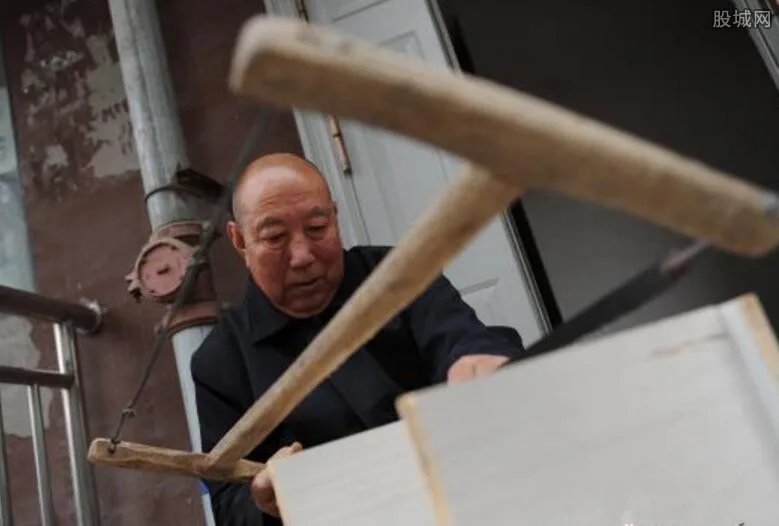大爷制作共享板凳 大多被居民搬回家中据为己有