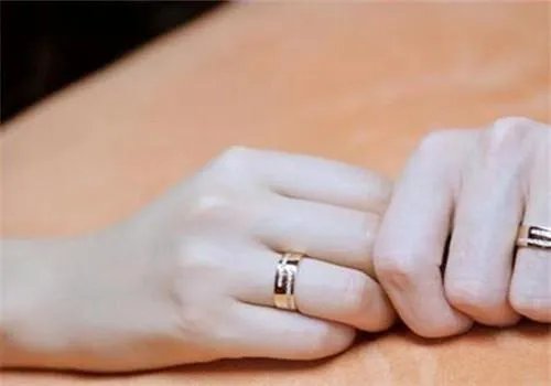 恋爱中戒指戴哪个手指 男女结婚戒指的正确戴法
