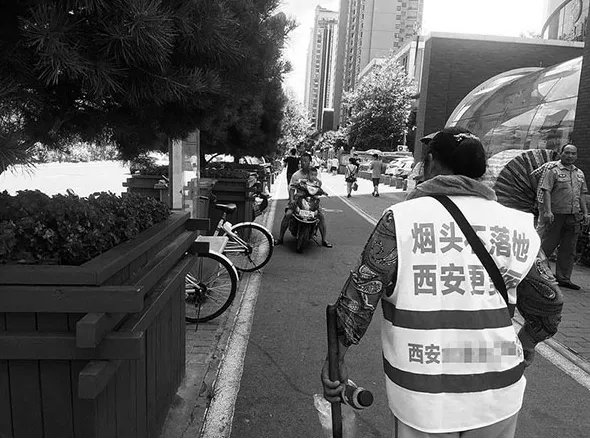 环卫马甲上印广告网友觉得不合适吗?