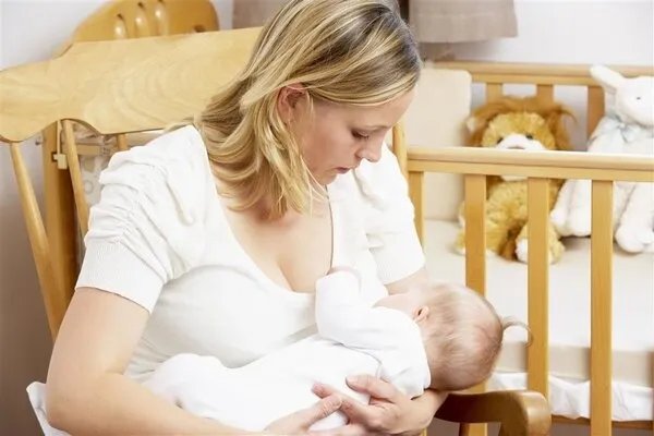 世界母乳喂养周:宝宝出现这些情况,还能继续喂母乳吗?