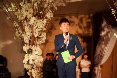 司仪是什么意思 如何挑选婚礼司仪