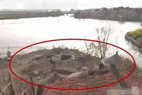 19座坟包围一家怎么回事:墓地为什么要建在房子的周围