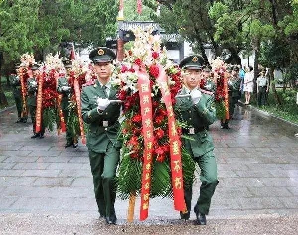烈士纪念碑献花篮活动在哪里举行?