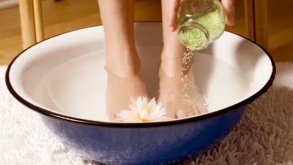 脚上起水泡怎么治疗