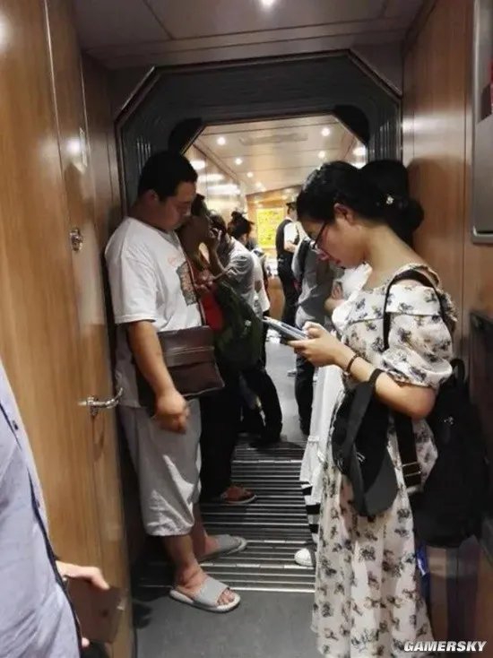 女作家因被提醒管好小孩向12306投诉 铁路部门回应:乘务员说话方式不对造成误会