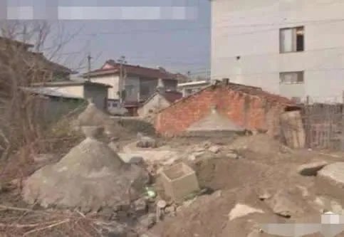 19座坟包围一家怎么回事:墓地为什么要建在房子的周围