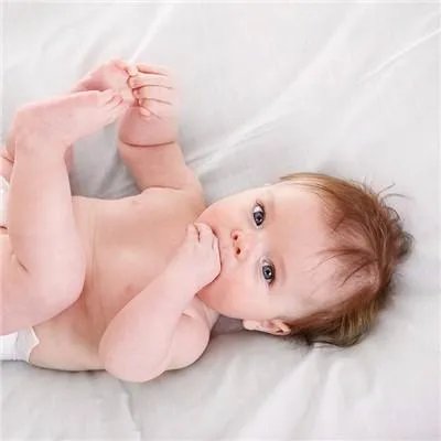 婴儿吃手怎么办