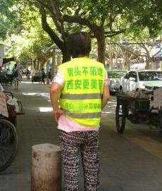 环卫马甲上印广告网友觉得不合适吗?
