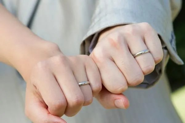 恋爱中戒指戴哪个手指 男女结婚戒指的正确戴法