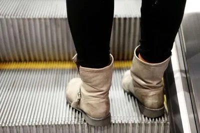 女子连环腿踹电梯 触碰电梯会造成哪些后果